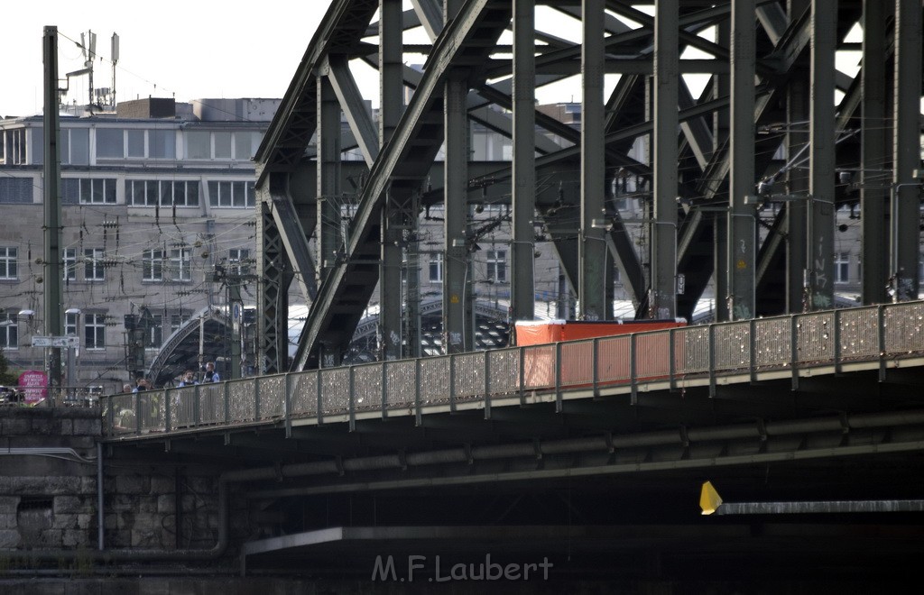 PSpringt kein Suizid Brueckenspringer Koeln Hohenzollernbruecke P045.JPG - Miklos Laubert